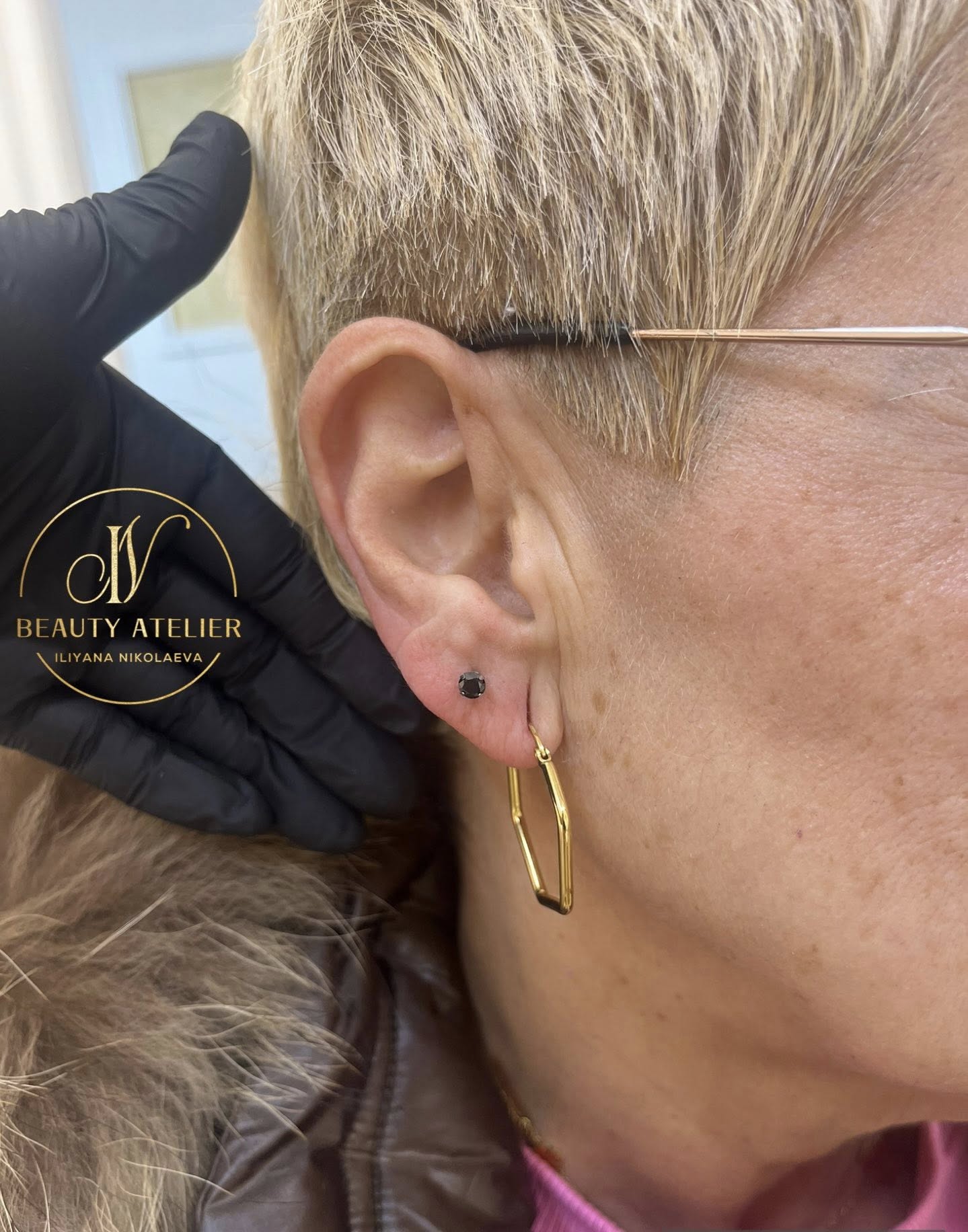 Стилен пиърсинг на ухо с обеци – Beauty Atelier IN