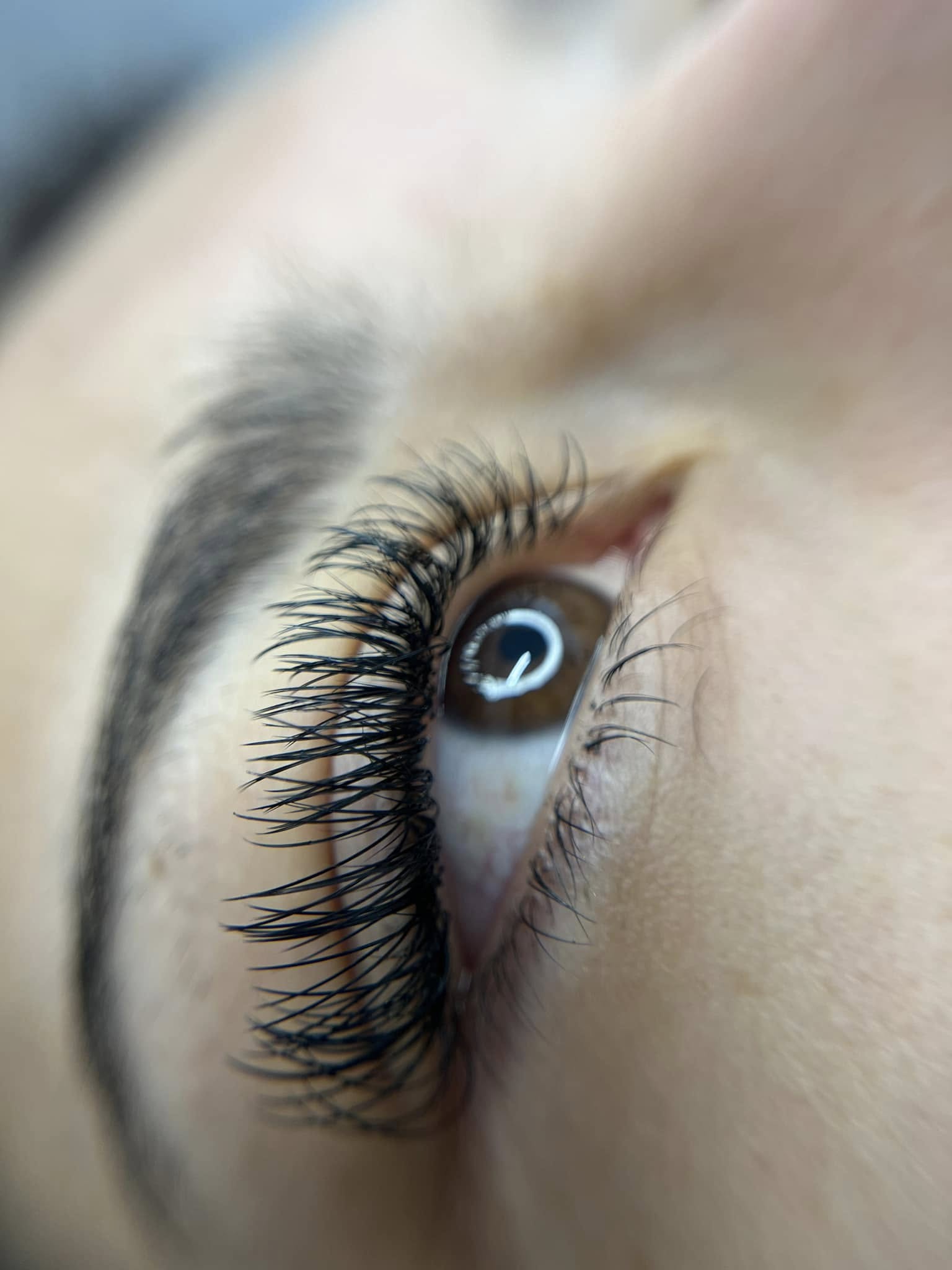 Класически мигли — естествен обем и изразителност