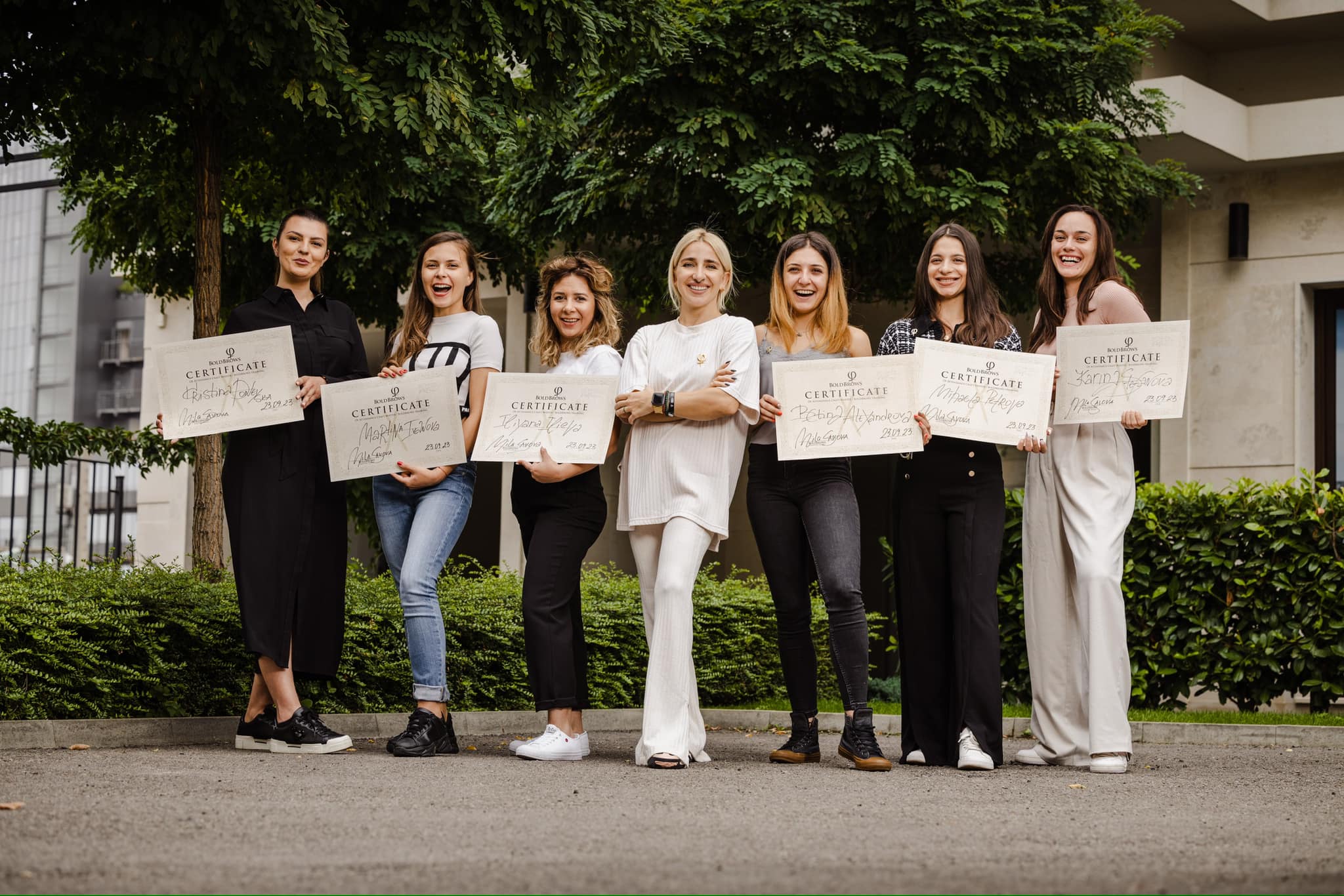 Група участници с дипломи — споделен успех