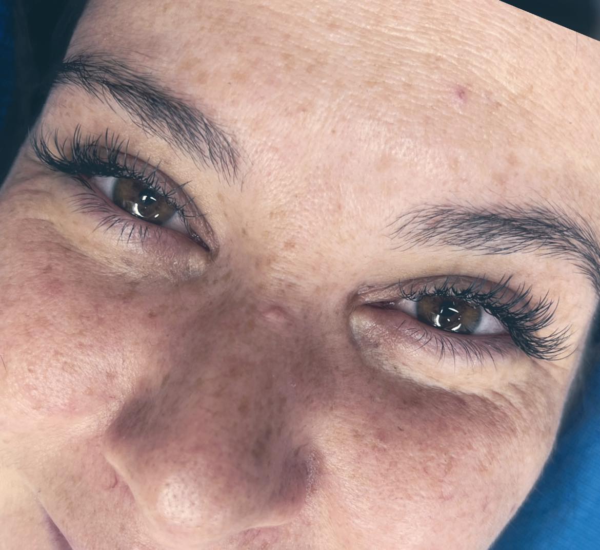 Мигли косъм по косъм — естествен и подчертан поглед